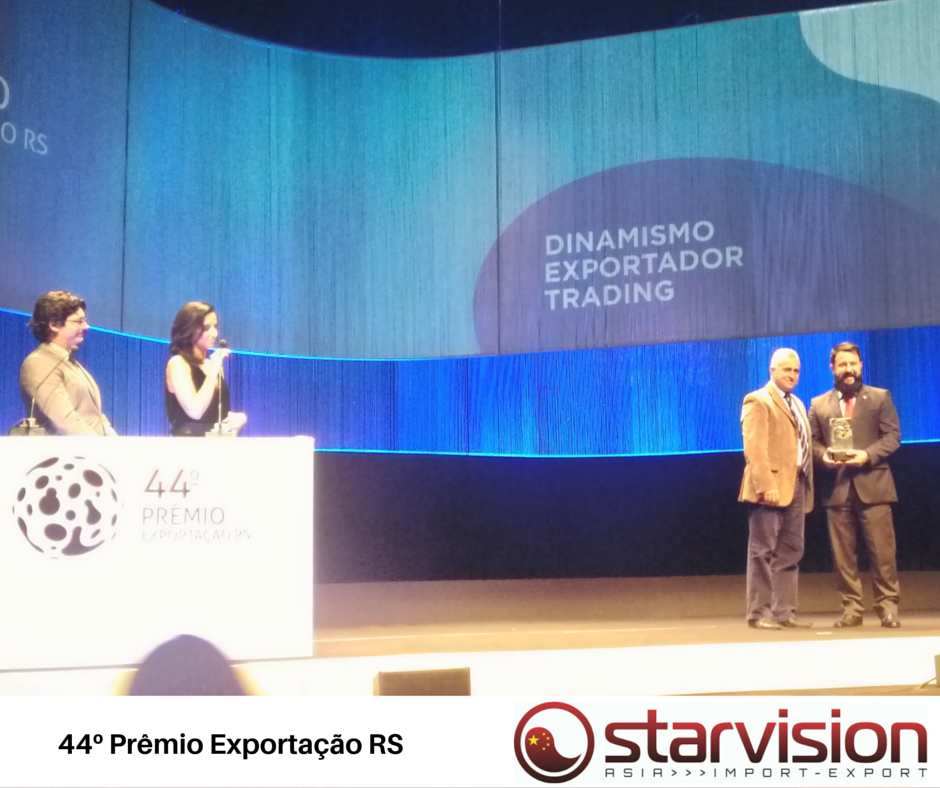 Marco Peixoto, presidente do TCE-RS, entrega troféu ao diretor da Starvision