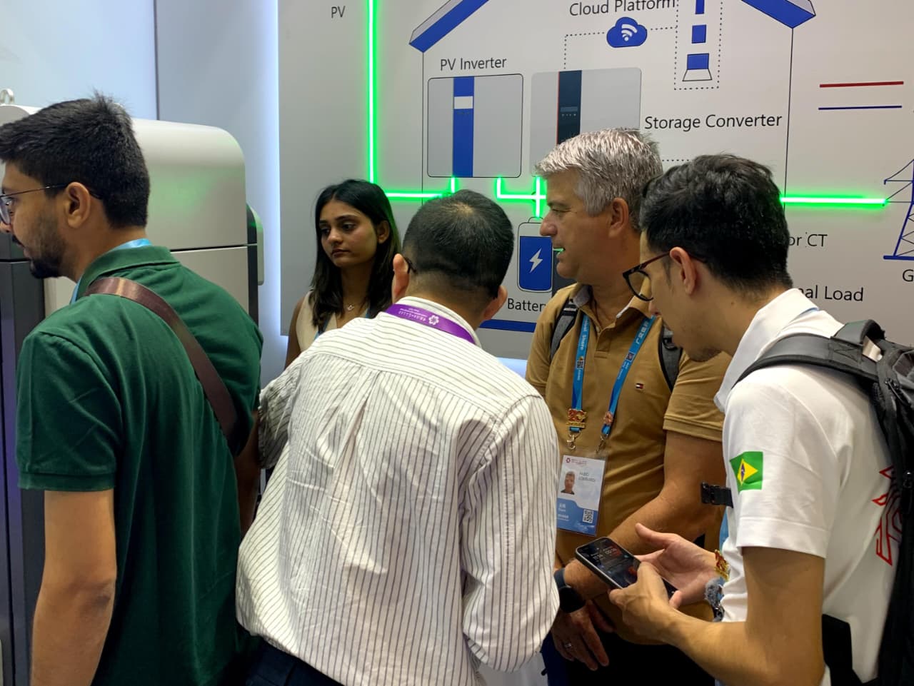 Fornecedores e compradores negociando na Canton Fair