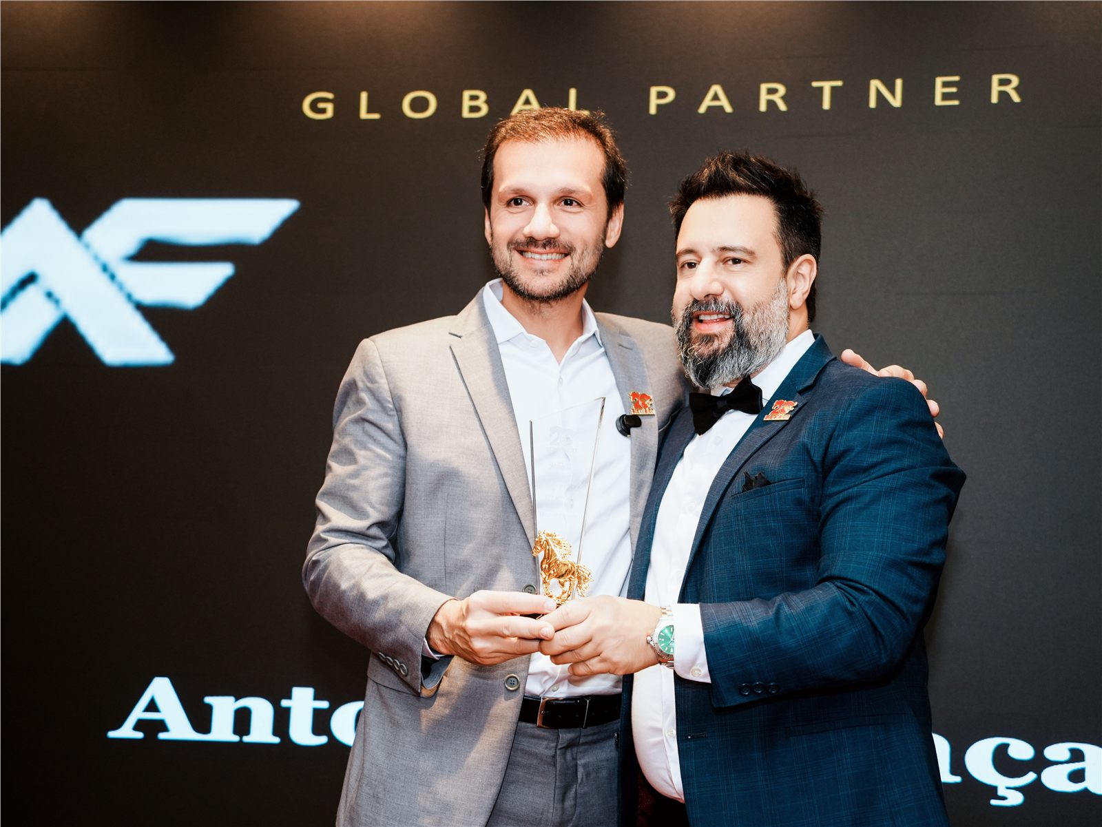 Antonio Fogaça recebendo o prêmio Global Partner Brazil