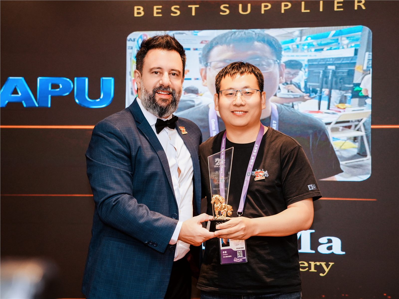 Bruce Ma recebendo o prêmio Best Supplier