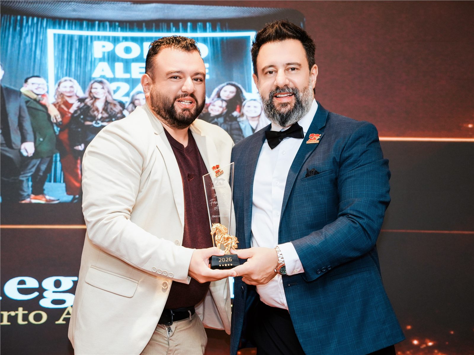 Diego Garcia recebendo o prêmio Best Media Partner