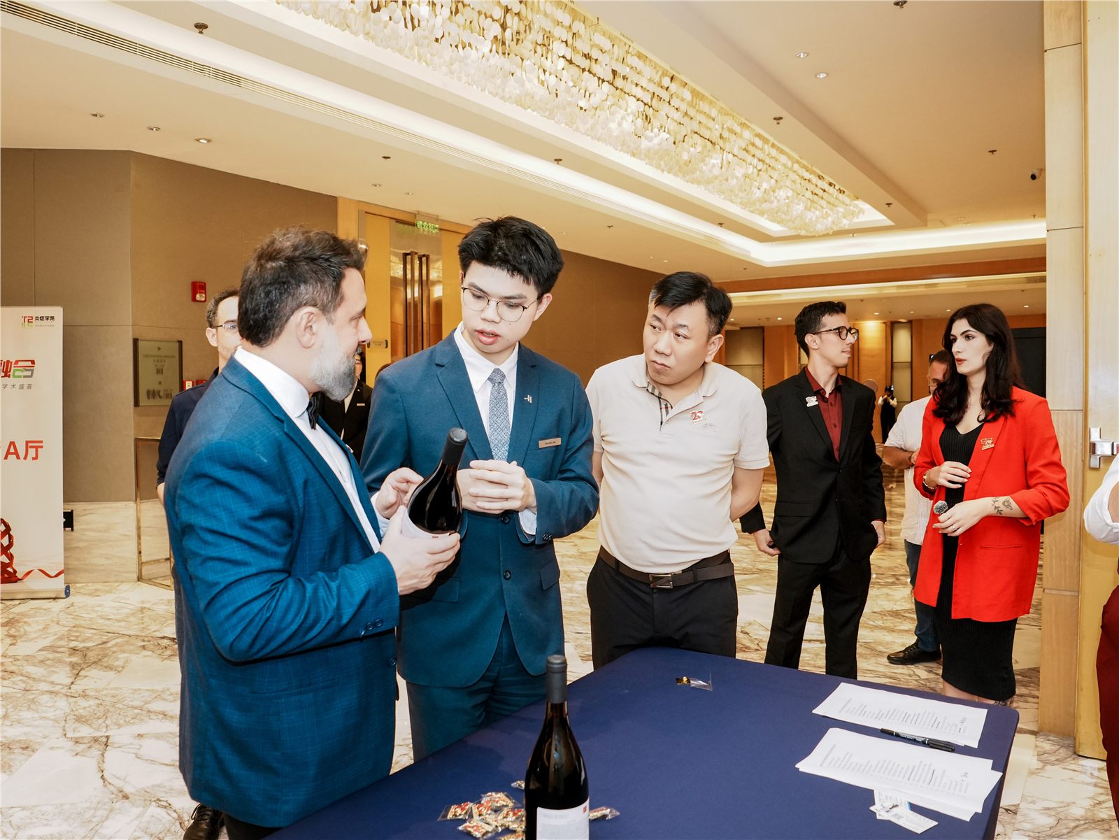 Empresários em momento de networking durante o encontro