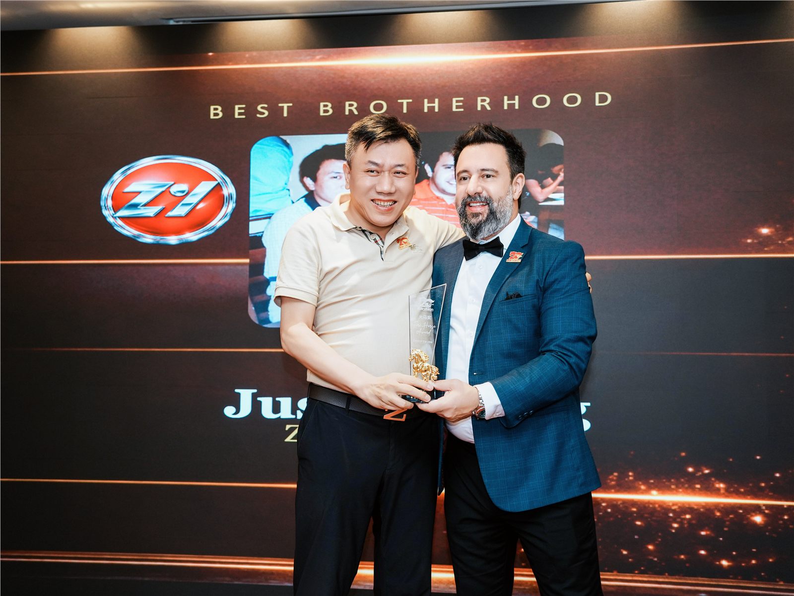 Justin Dong recebendo o prêmio Best Brotherhood