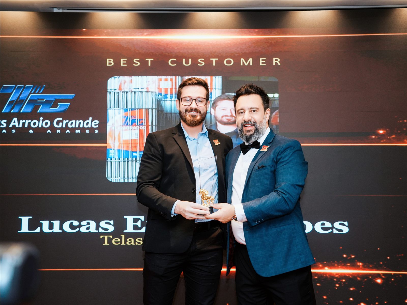 Lucas Emmel Lopes recebendo o prêmio Best Customer