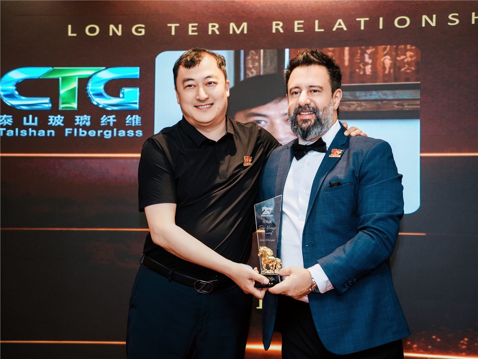 Ray recebendo o prêmio Long-term Partnership