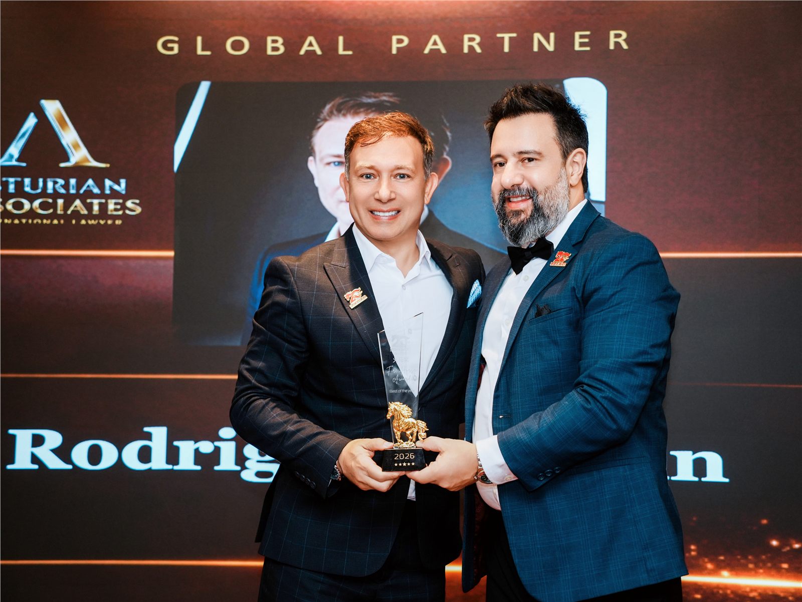 Rodrigo Asturian recebendo o prêmio Global Partner Europe