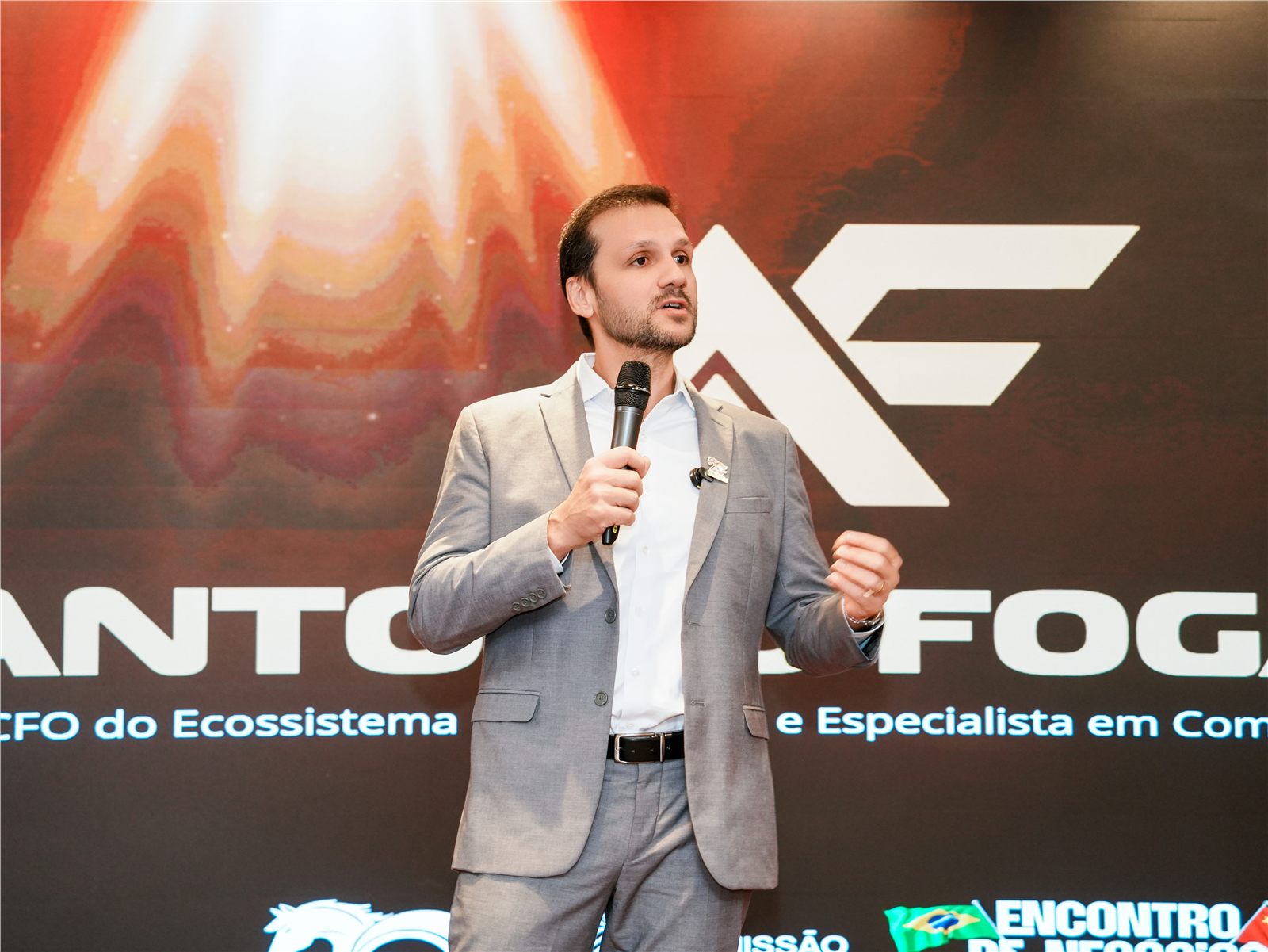 Salão do evento durante apresentação de Antonio Fogaça