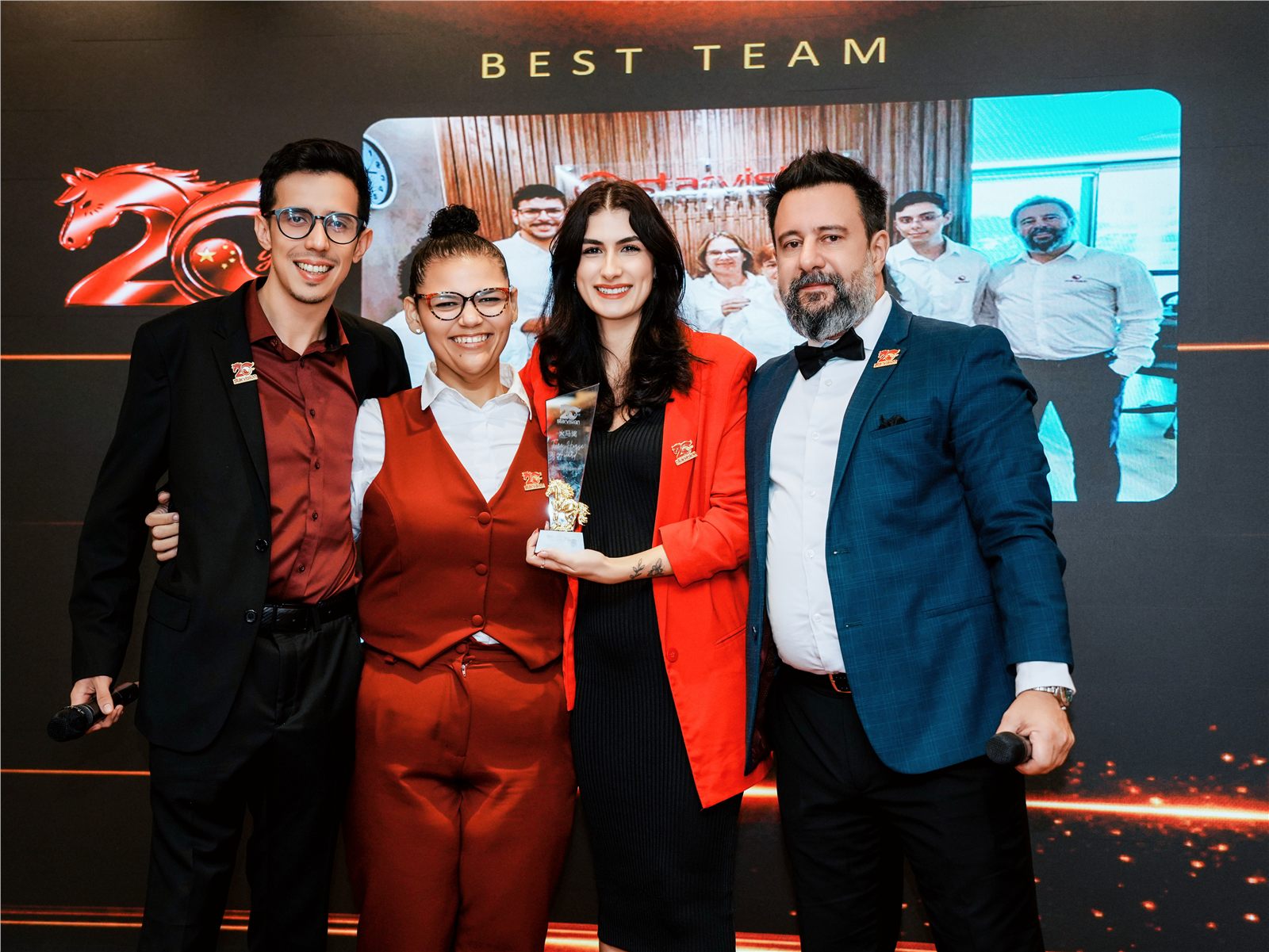 Equipe Starvision recebendo o prêmio Best Team