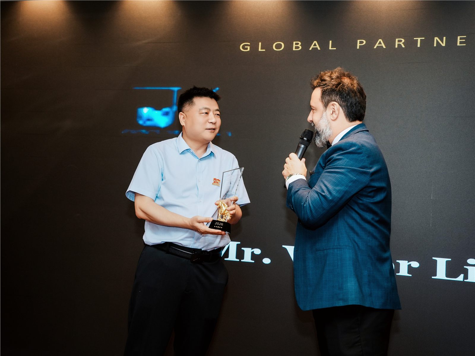 Victor Li recebendo o prêmio Global Partner China