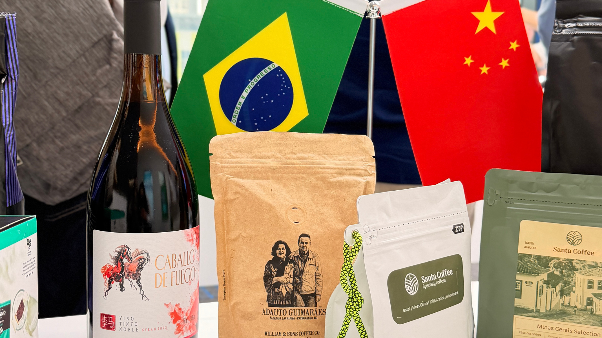 Estação de degustação de café especial brasileiro com bandeiras do Brasil e da China