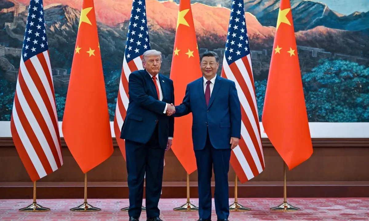 Donald Trump e Xi Jinping se cumprimentam em Pequim — maio de 2026